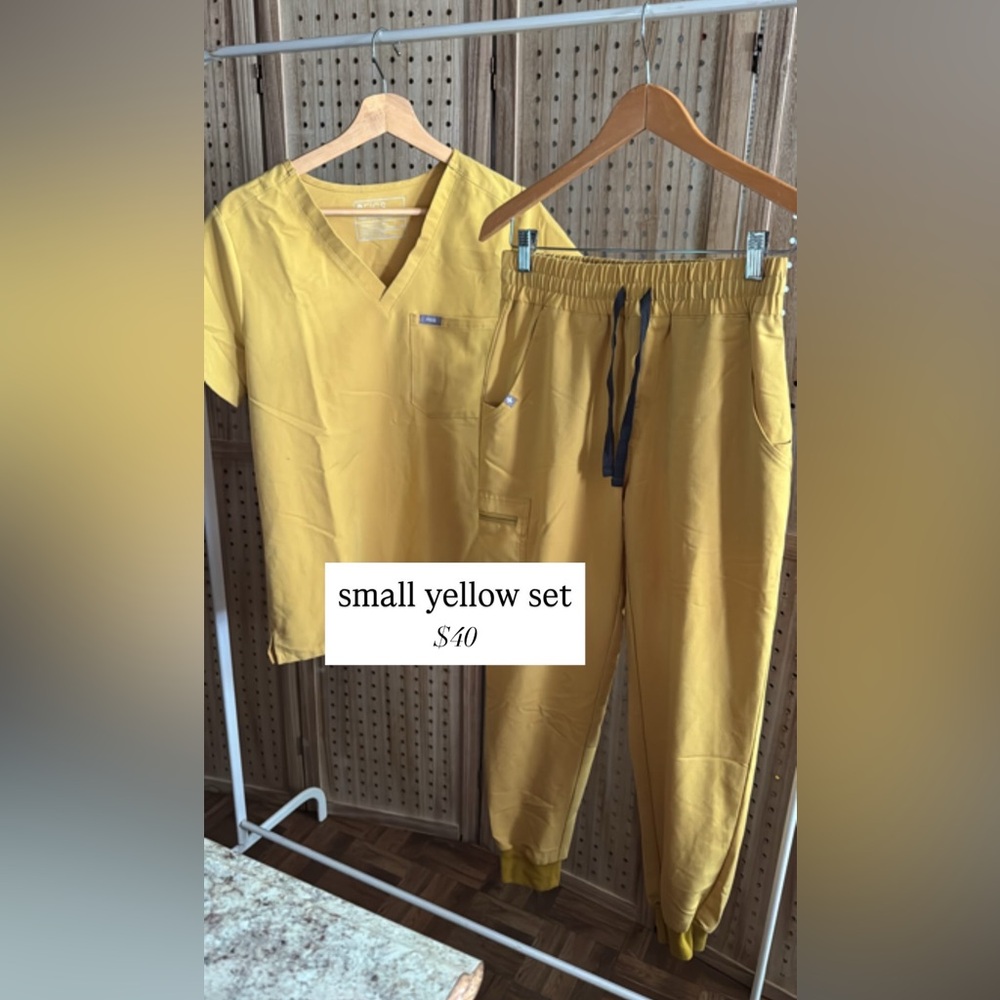 FIGS Small Yellow Scrub Set